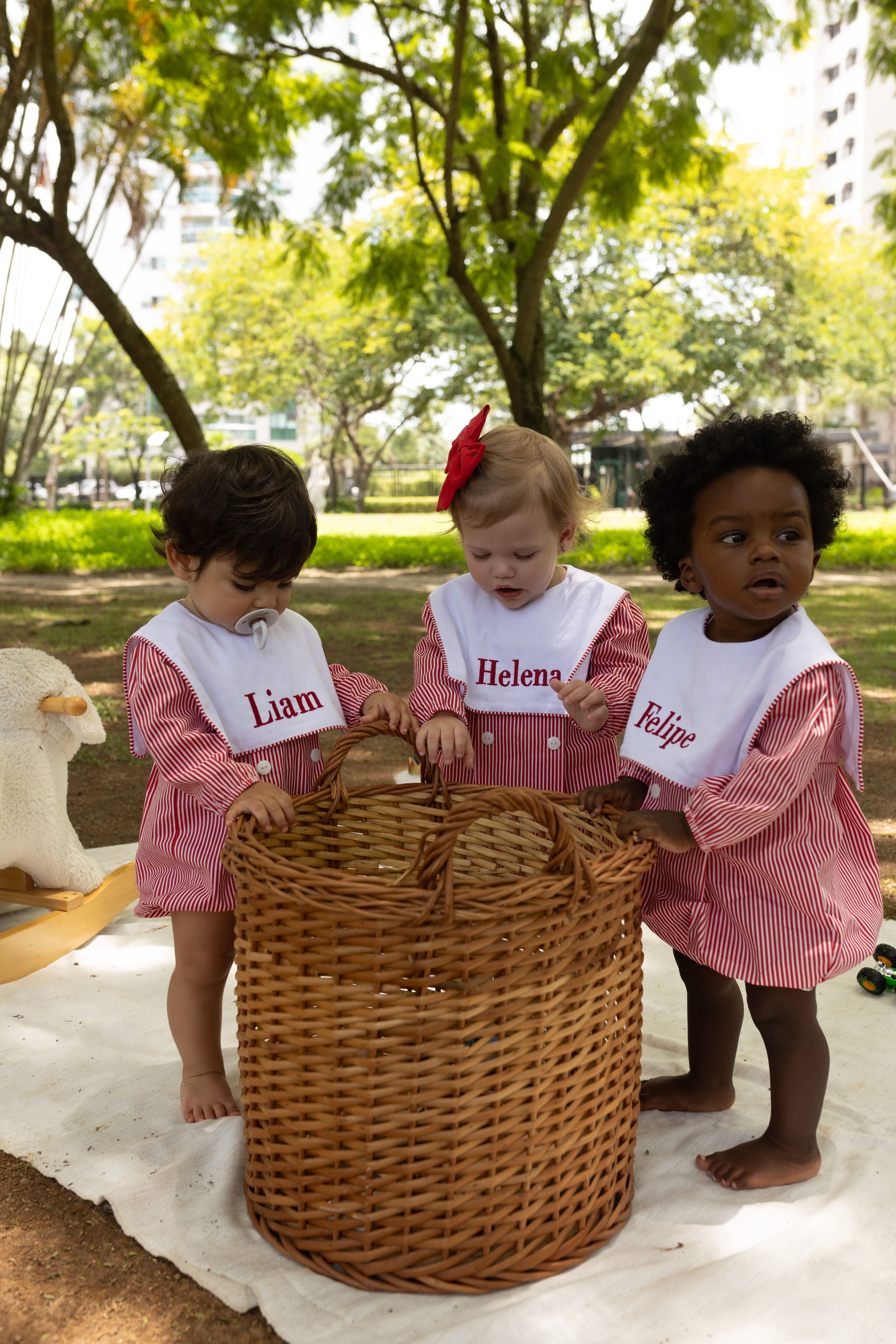 Romper Liam em tricoline com bordado personalizável. Confortável, elegante e ideal para bebês de 3 a 18 meses. Nome bordado incluso no pedido.


