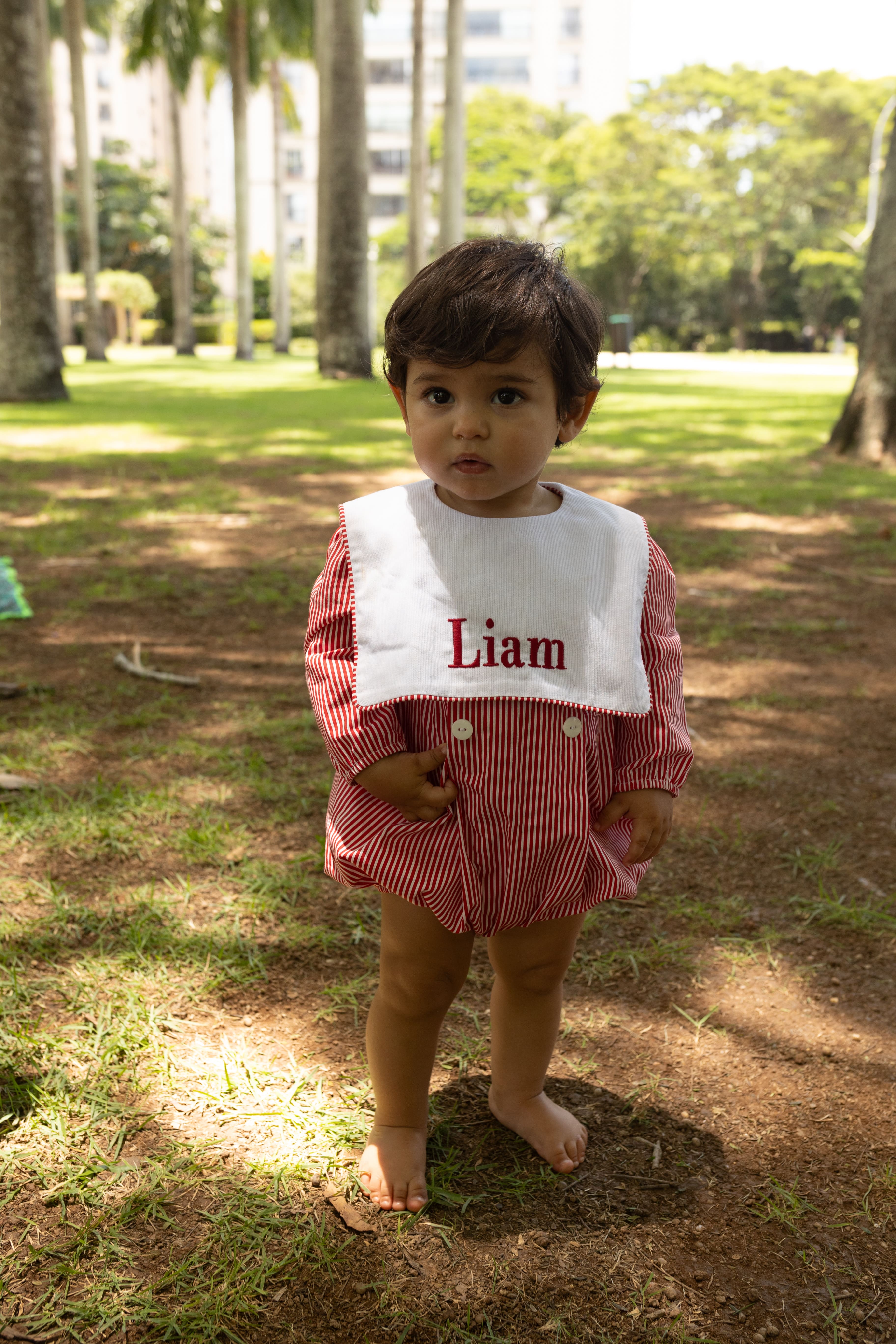 Romper Liam em tricoline com bordado personalizável. Confortável, elegante e ideal para bebês de 3 a 18 meses. Nome bordado incluso no pedido.

