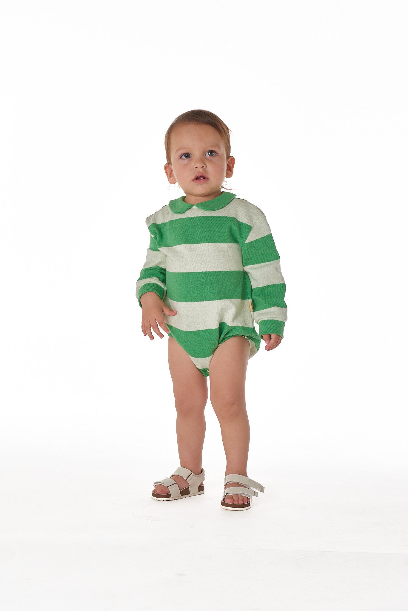 Macacão listrado verde com gola redonda em algodão egípcio, confortável e elegante para bebês.

