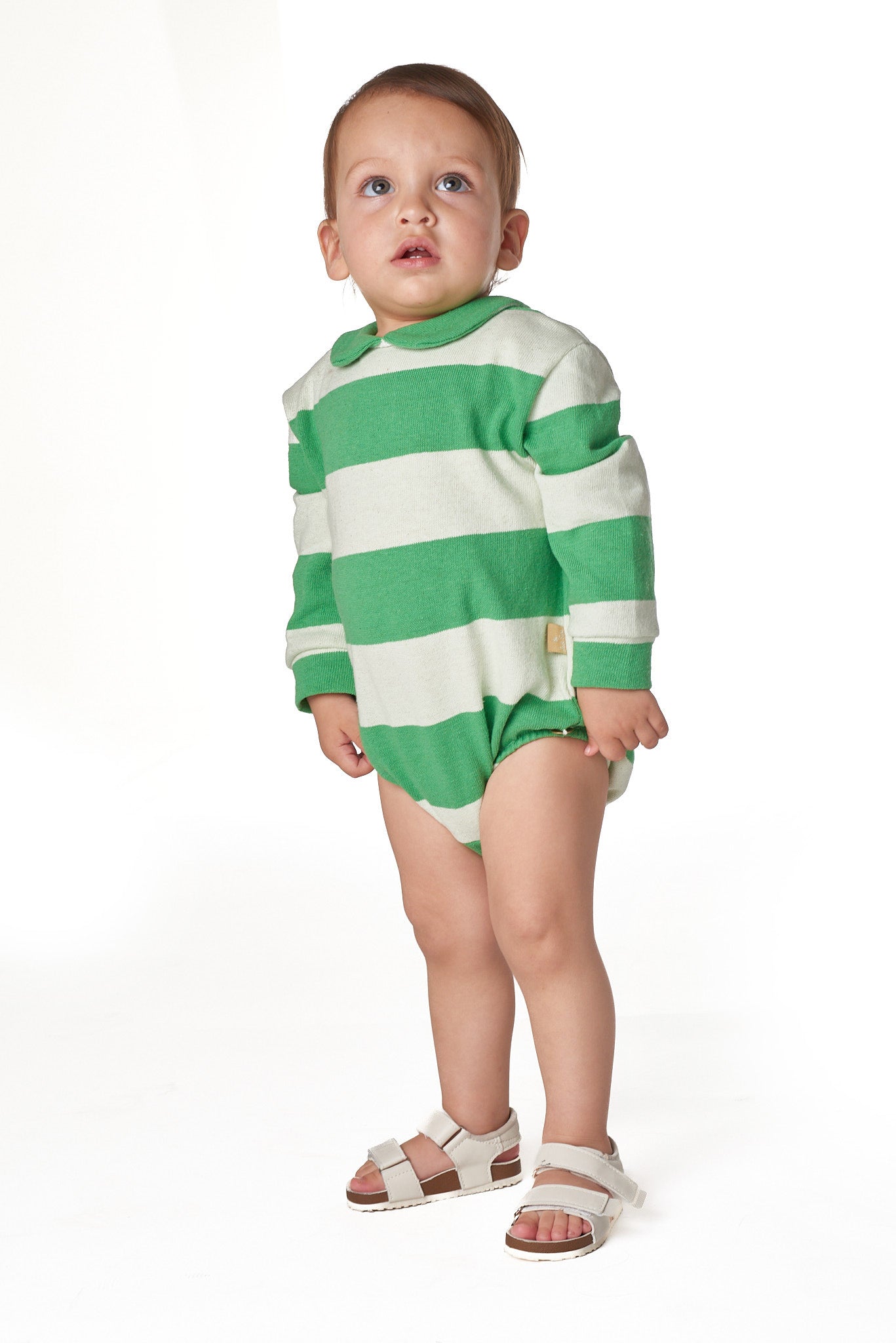 Macacão listrado verde com gola redonda em algodão egípcio, confortável e elegante para bebês.

