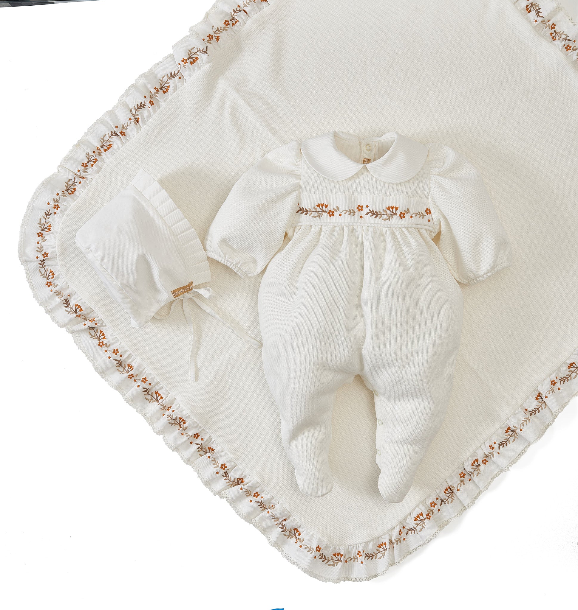 Kit Saída Maternidade Catharina com macacão, manta e touca. Tricot macio com bordado delicado para o primeiro look da sua bebê.

