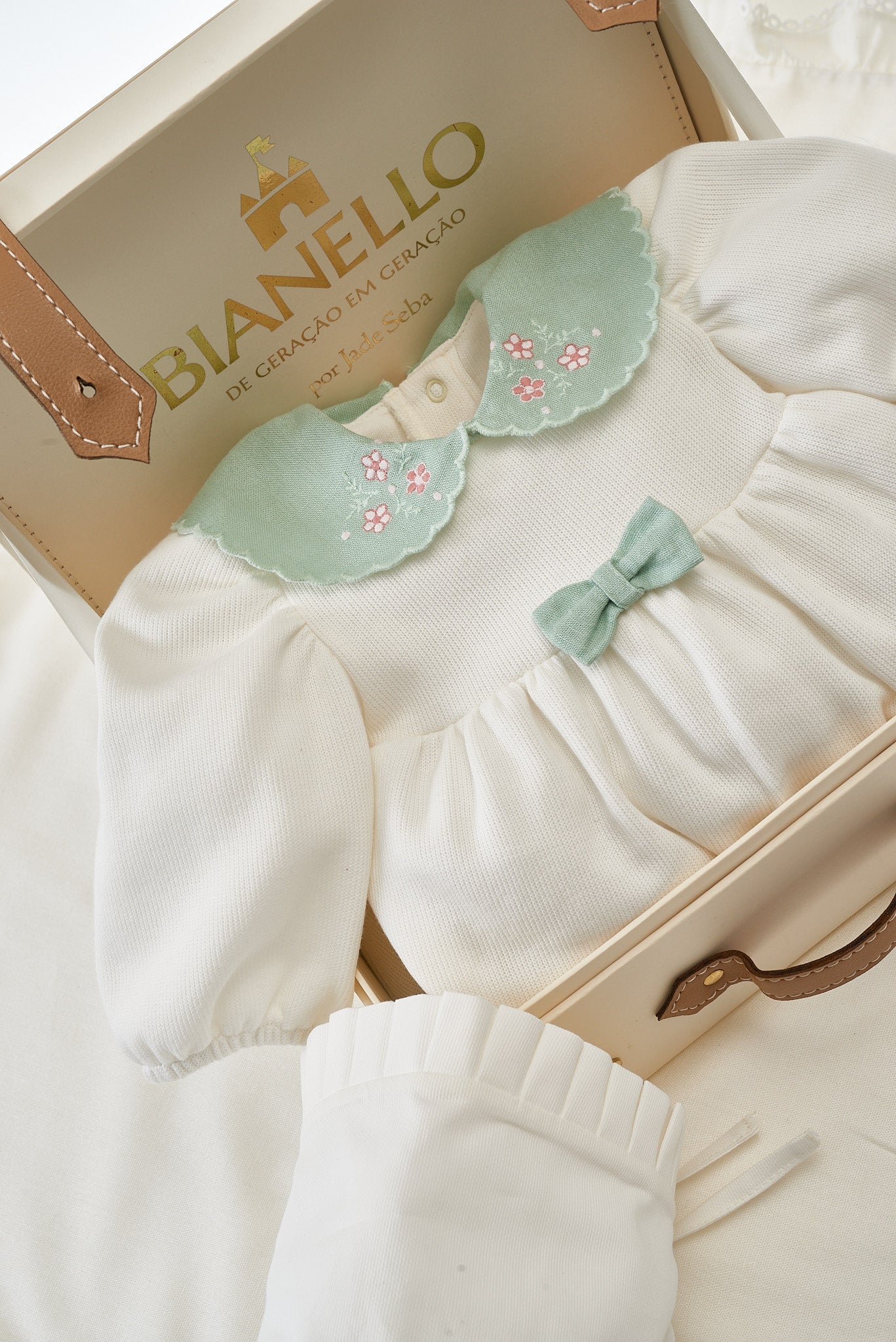 Kit Saída Maternidade Jolie: macacão em tricot com mini florzinhas e touca vintage, 100% algodão. Suave, aconchegante e elegante para a bebê. 
