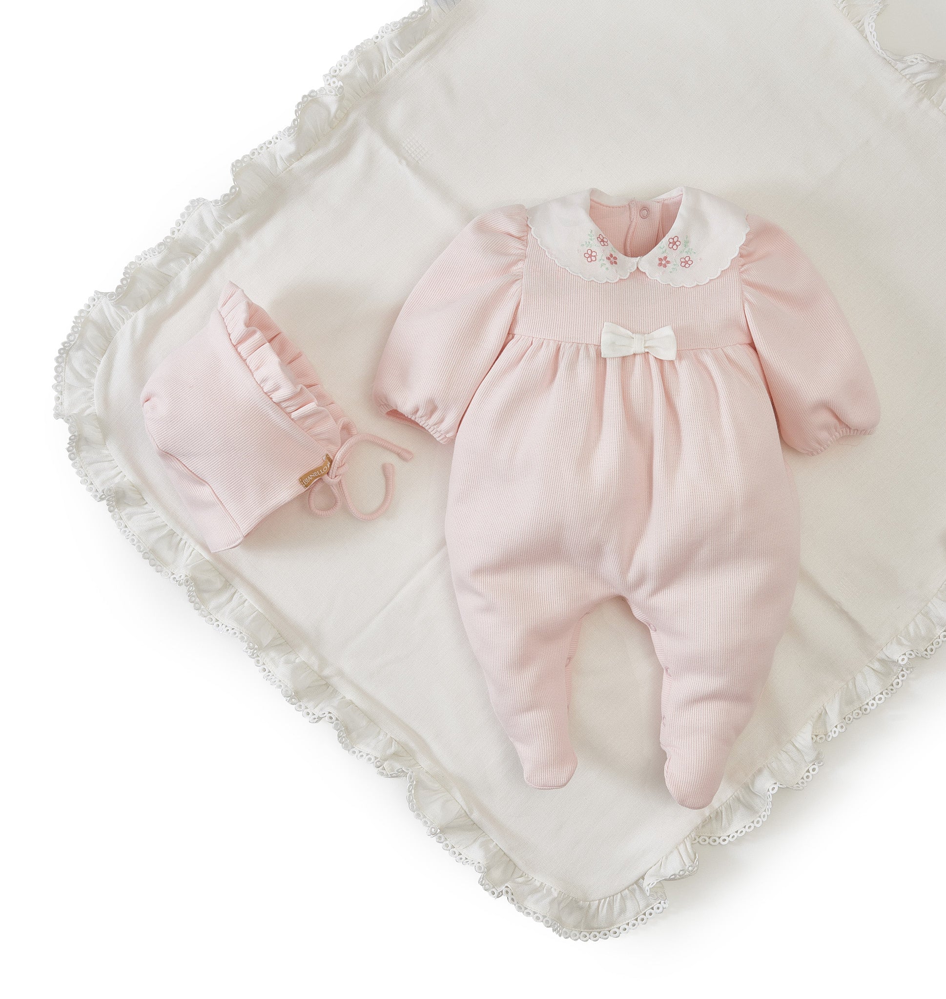 Kit Saída Maternidade Jolie: macacão em tricot com mini florzinhas e touca vintage, 100% algodão. Suave, aconchegante e elegante para a bebê. 
