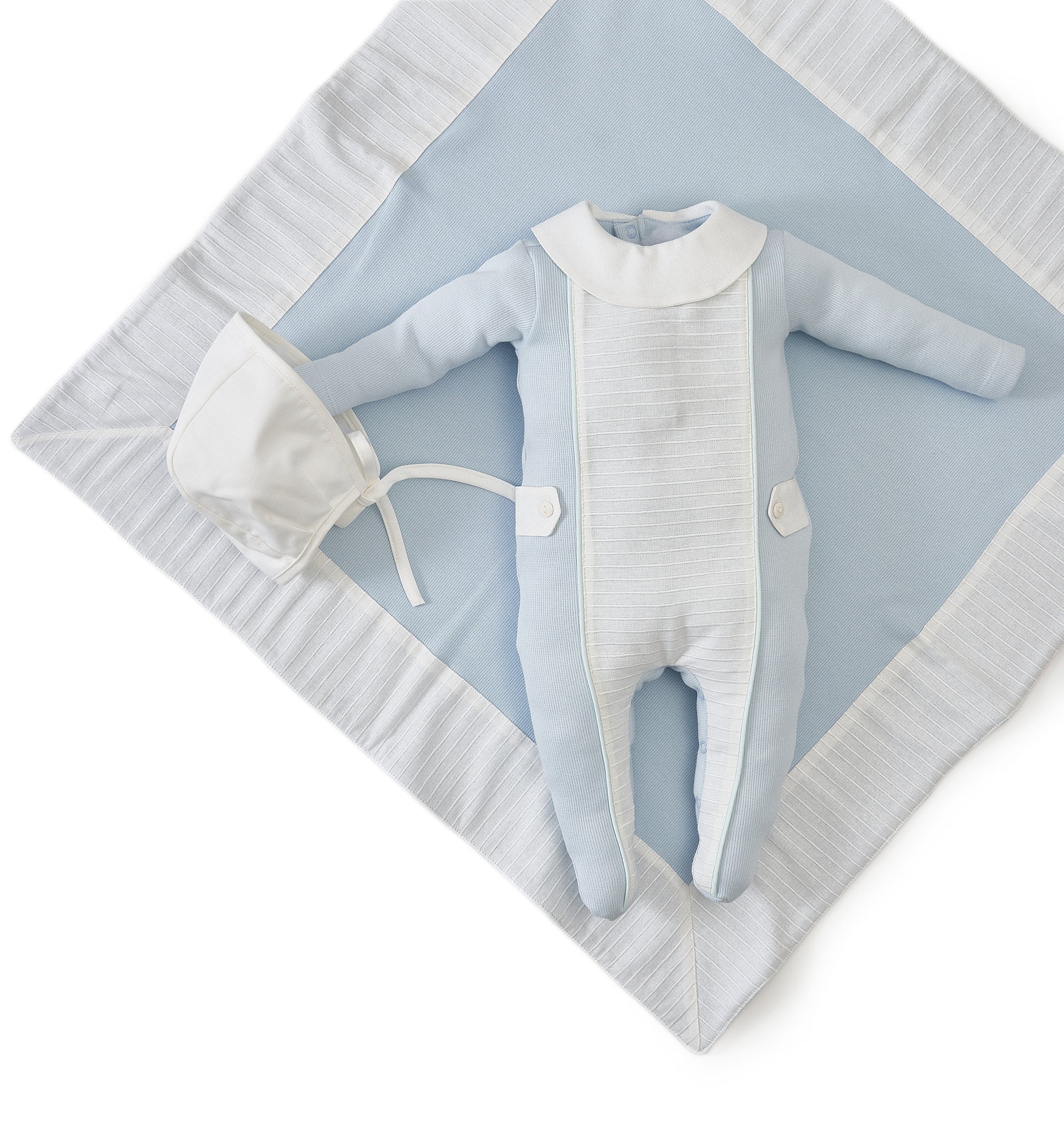 Kit Saída Maternidade Mathew com macacão em tricot, manta bordada e touca delicada, perfeito para a chegada do bebê com estilo e conforto.