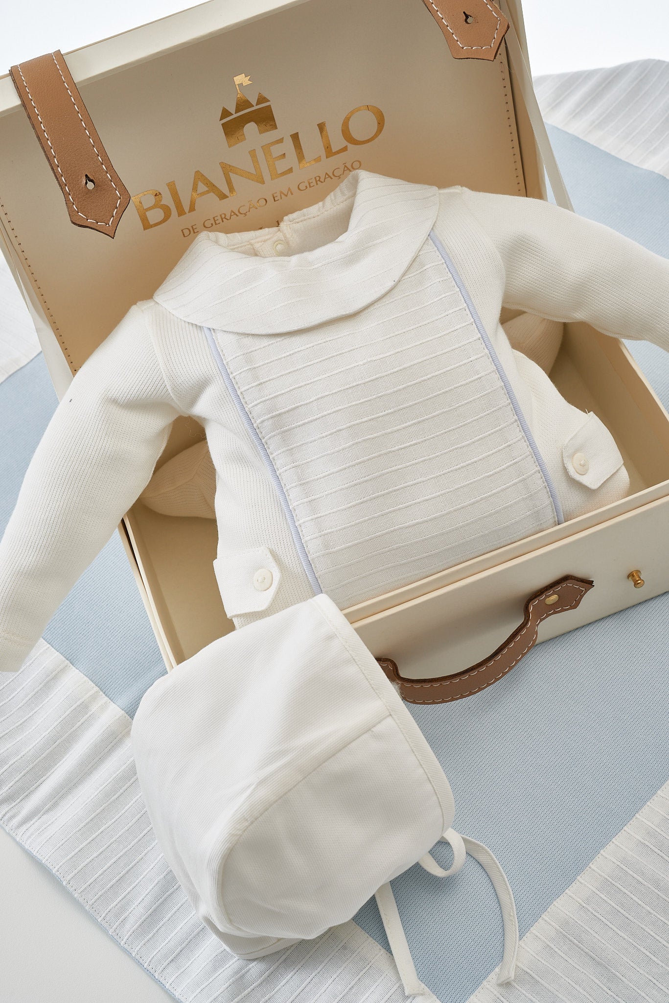 Kit Saída Maternidade Mathew com macacão em tricot, manta bordada e touca delicada, perfeito para a chegada do bebê com estilo e conforto.