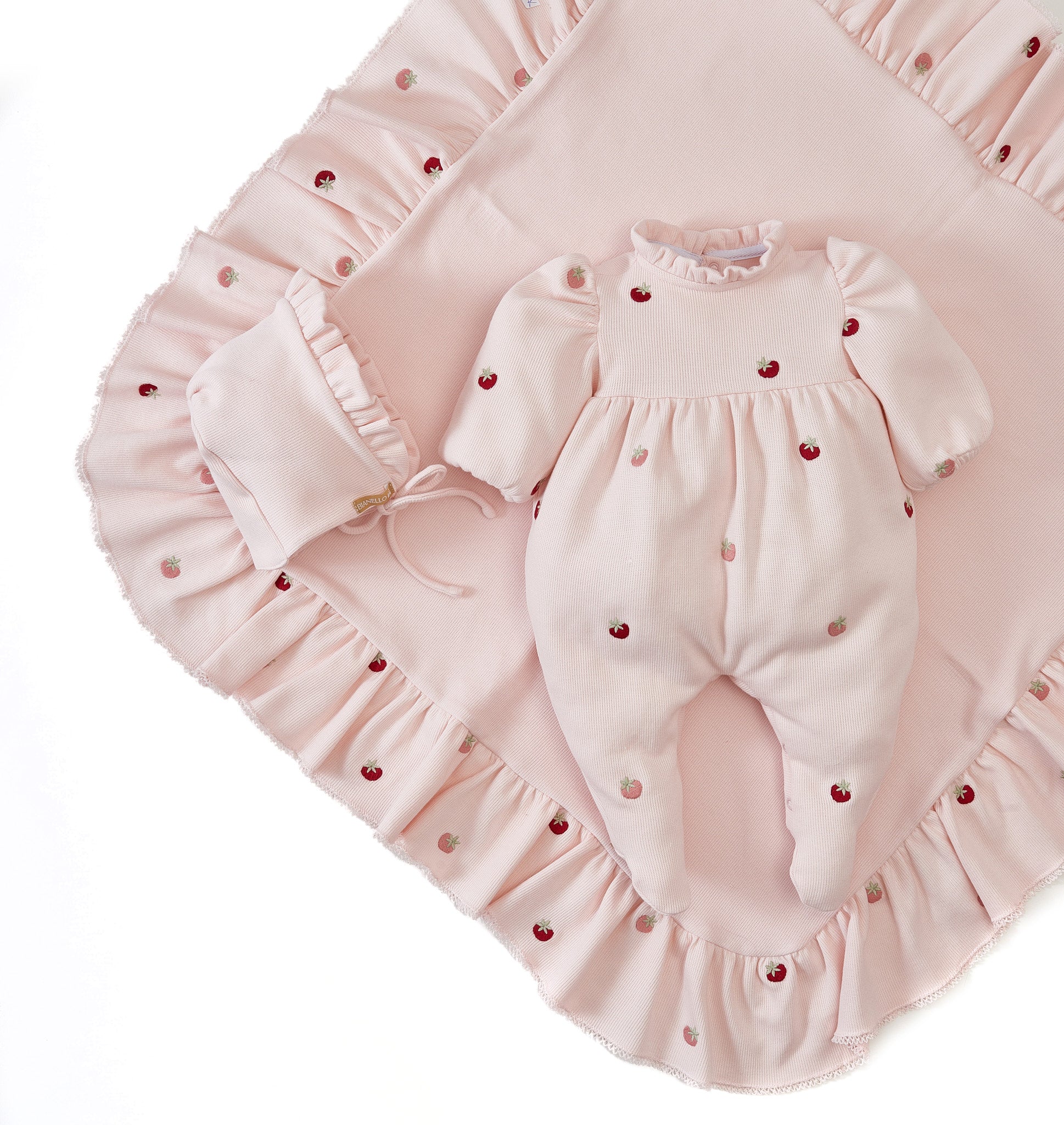 Kit Saída Maternidade Michele com macacão, manta e touca em tricot bordado. Macio, elegante e ideal para o primeiro look da bebê.