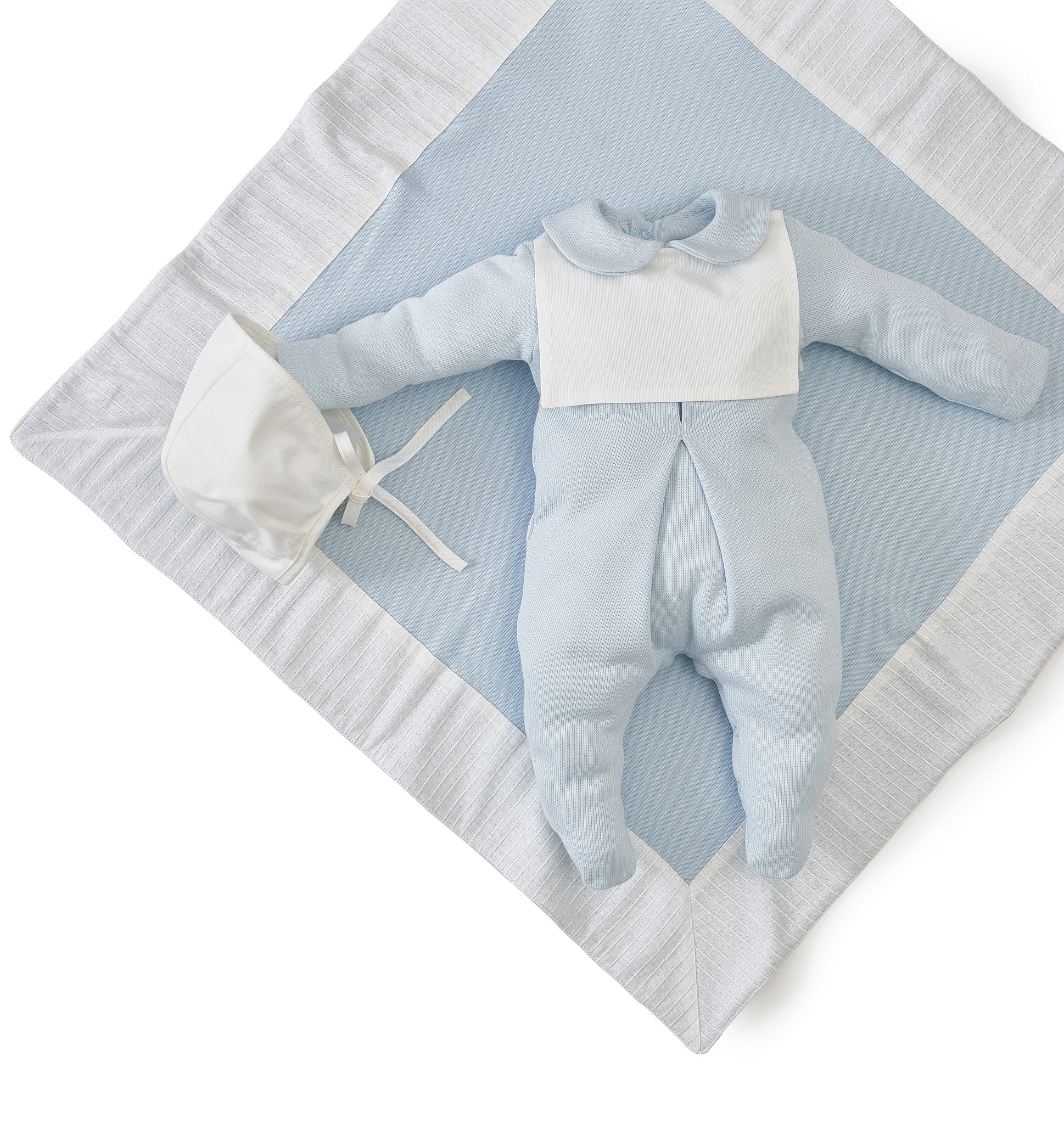Kit Saída Maternidade Oliver com macacão tricot, manta com nervura no linho e touca vintage. Um look clássico e encantador para o seu bebê.

