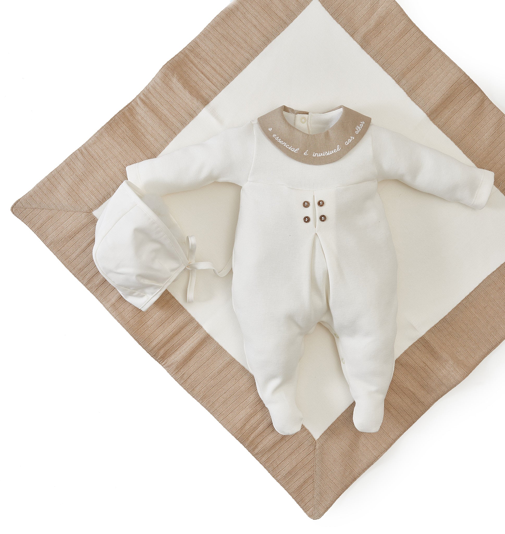 Kit Saída Maternidade Theodore com macacão tricot, manta com nervura no linho e touca vintage. Um look clássico e encantador para o seu bebê.

