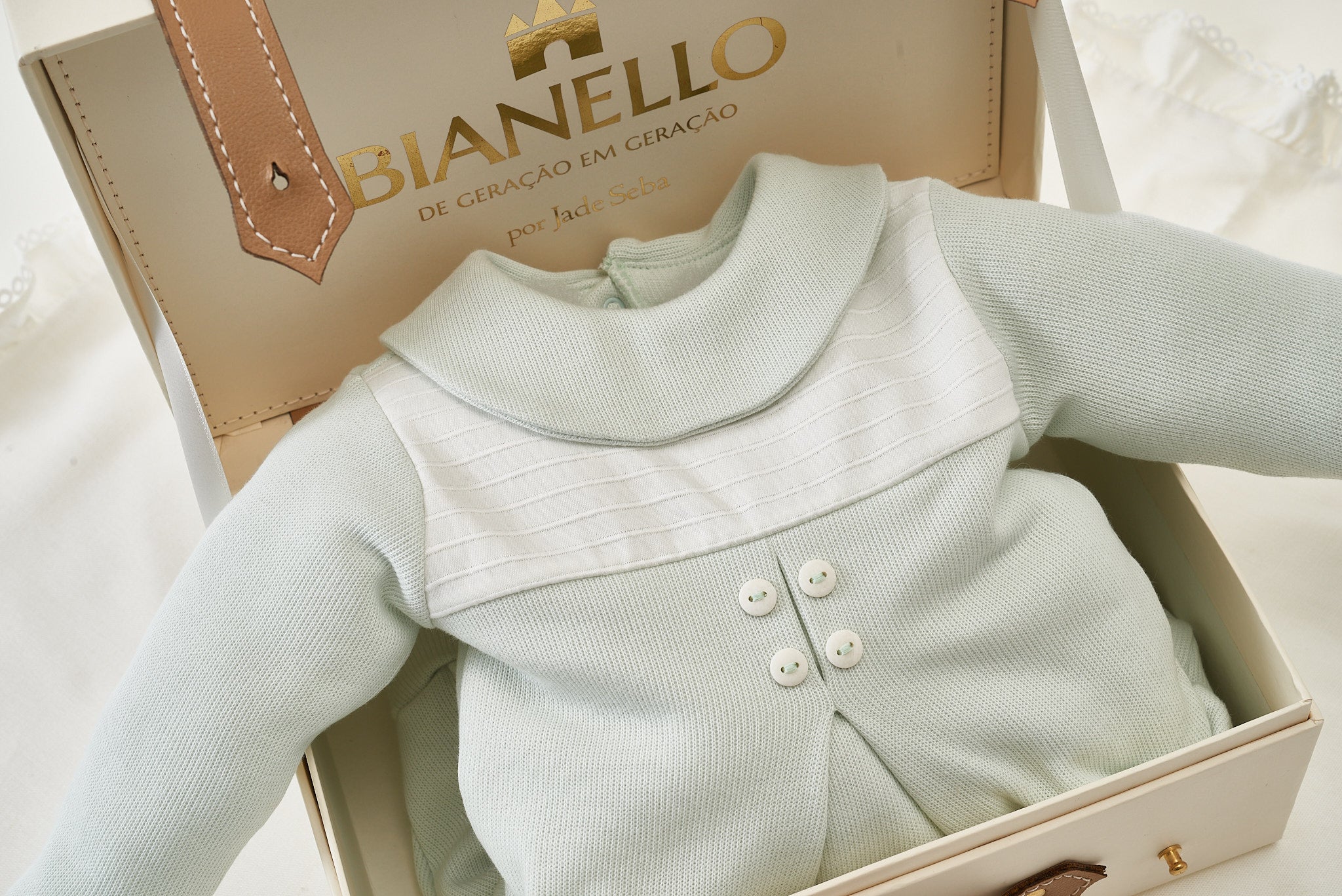 Kit Saída Maternidade Valentino com macacão, manta bordada e touca. Tricot 100% algodão, toque macio e acabamento elegante para o primeiro look do bebê.

