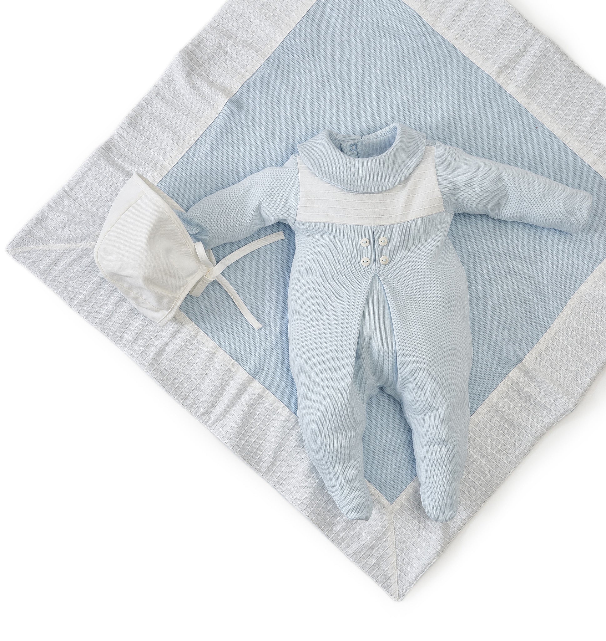 Kit Saída Maternidade Valentino com macacão, manta bordada e touca. Tricot 100% algodão, toque macio e acabamento elegante para o primeiro look do bebê.

