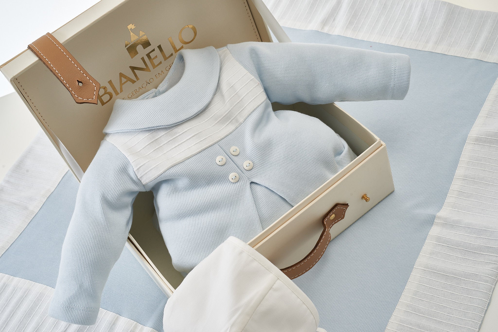 Kit Saída Maternidade Valentino com macacão, manta bordada e touca. Tricot 100% algodão, toque macio e acabamento elegante para o primeiro look do bebê.

