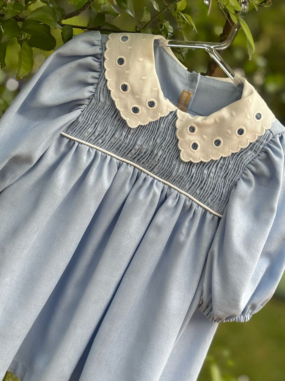 Vestido Alice com gola bordada em Rechilieu, amarelo, leve e elegante. Ideal para bebês e meninas de 3 meses a 8 anos.

