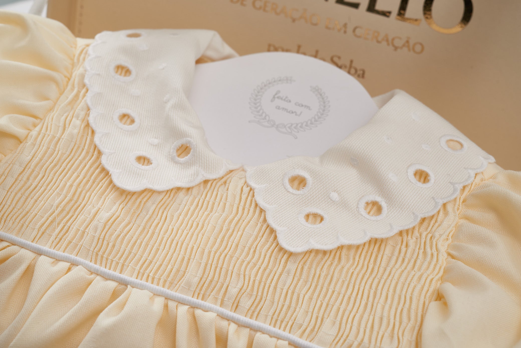 Vestido Alice com gola bordada em Rechilieu, amarelo, leve e elegante. Ideal para bebês e meninas de 3 meses a 8 anos.

