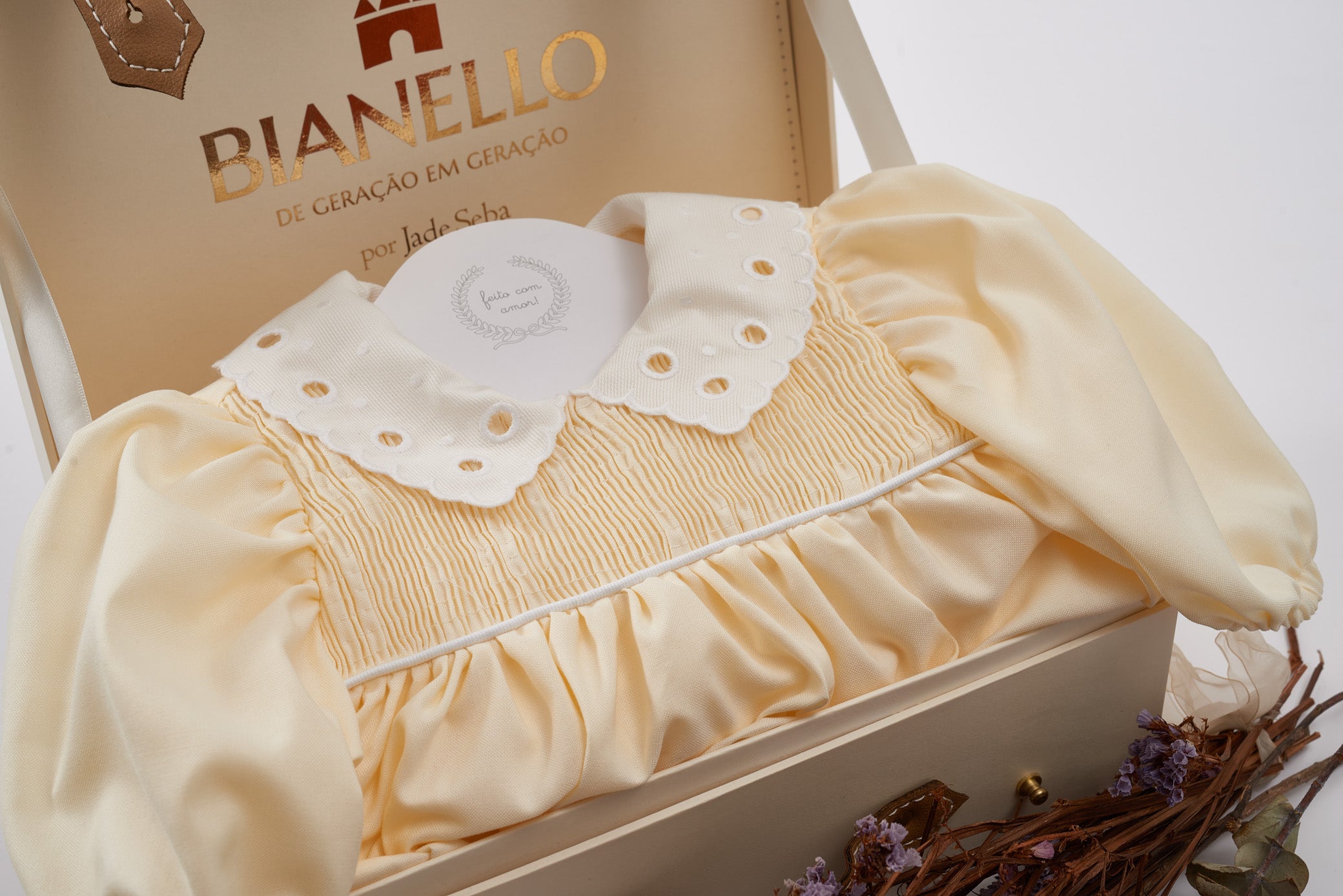 Vestido Alice com gola bordada em Rechilieu, amarelo, leve e elegante. Ideal para bebês e meninas de 3 meses a 8 anos.
