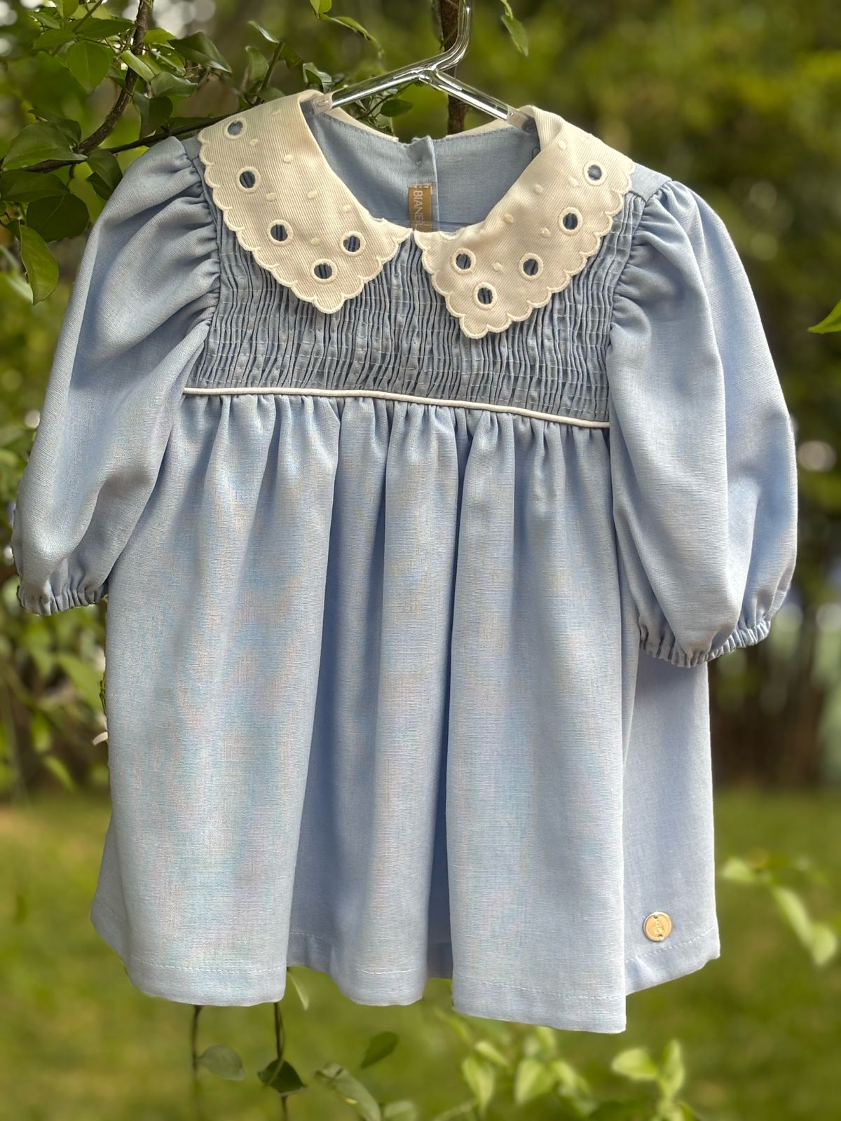 Vestido Alice com gola bordada em Rechilieu, amarelo, leve e elegante. Ideal para bebês e meninas de 3 meses a 8 anos.
