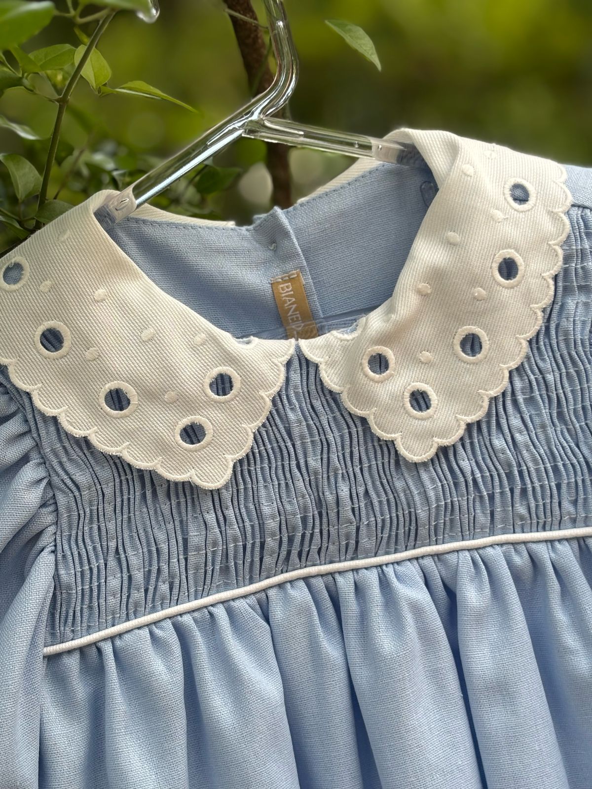Vestido Alice com gola bordada em Rechilieu, amarelo, leve e elegante. Ideal para bebês e meninas de 3 meses a 8 anos.

