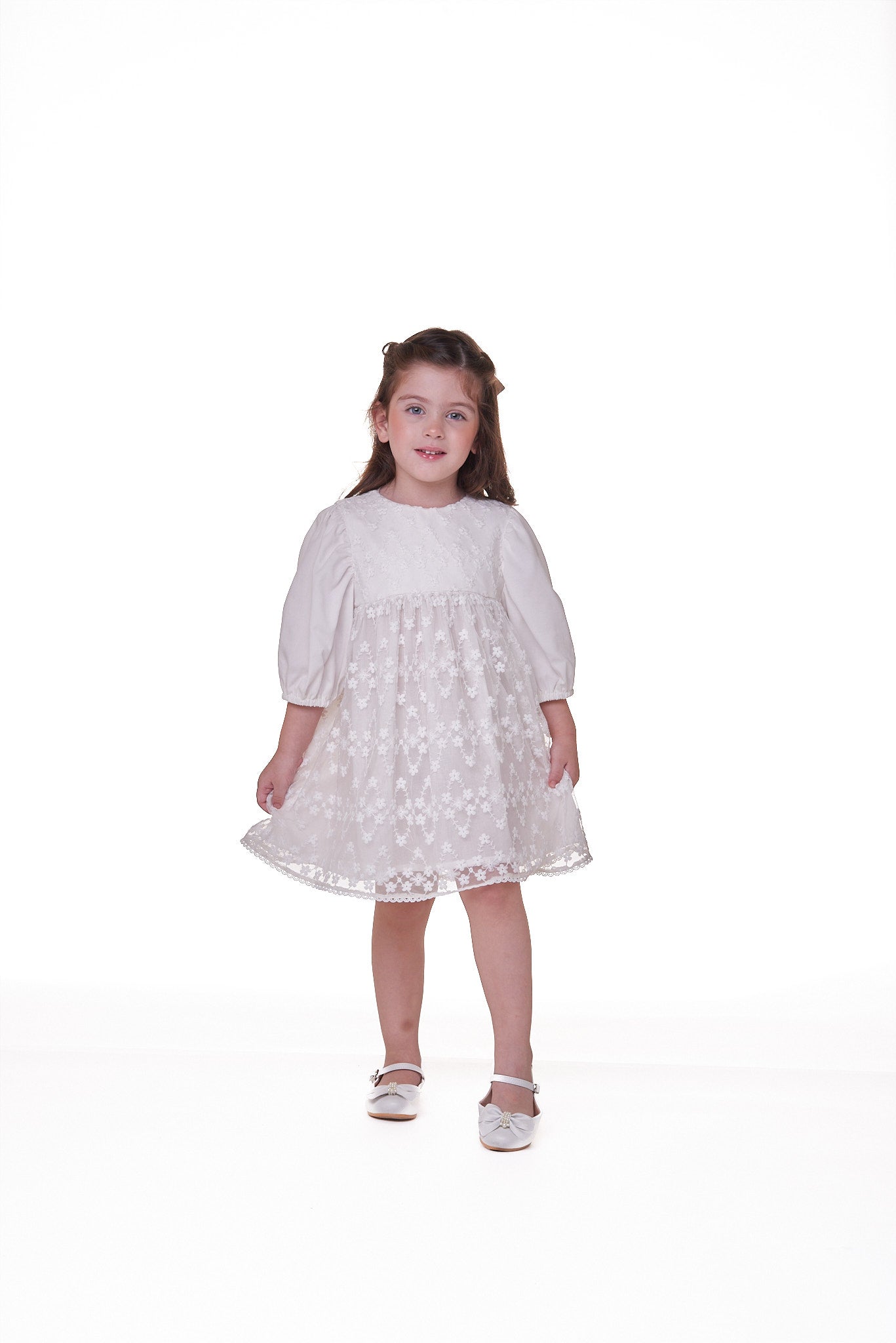 Vestido Camila com renda delicada, fustão de alta qualidade e forro 100% algodão. Elegante e confortável para ocasiões especiais.


