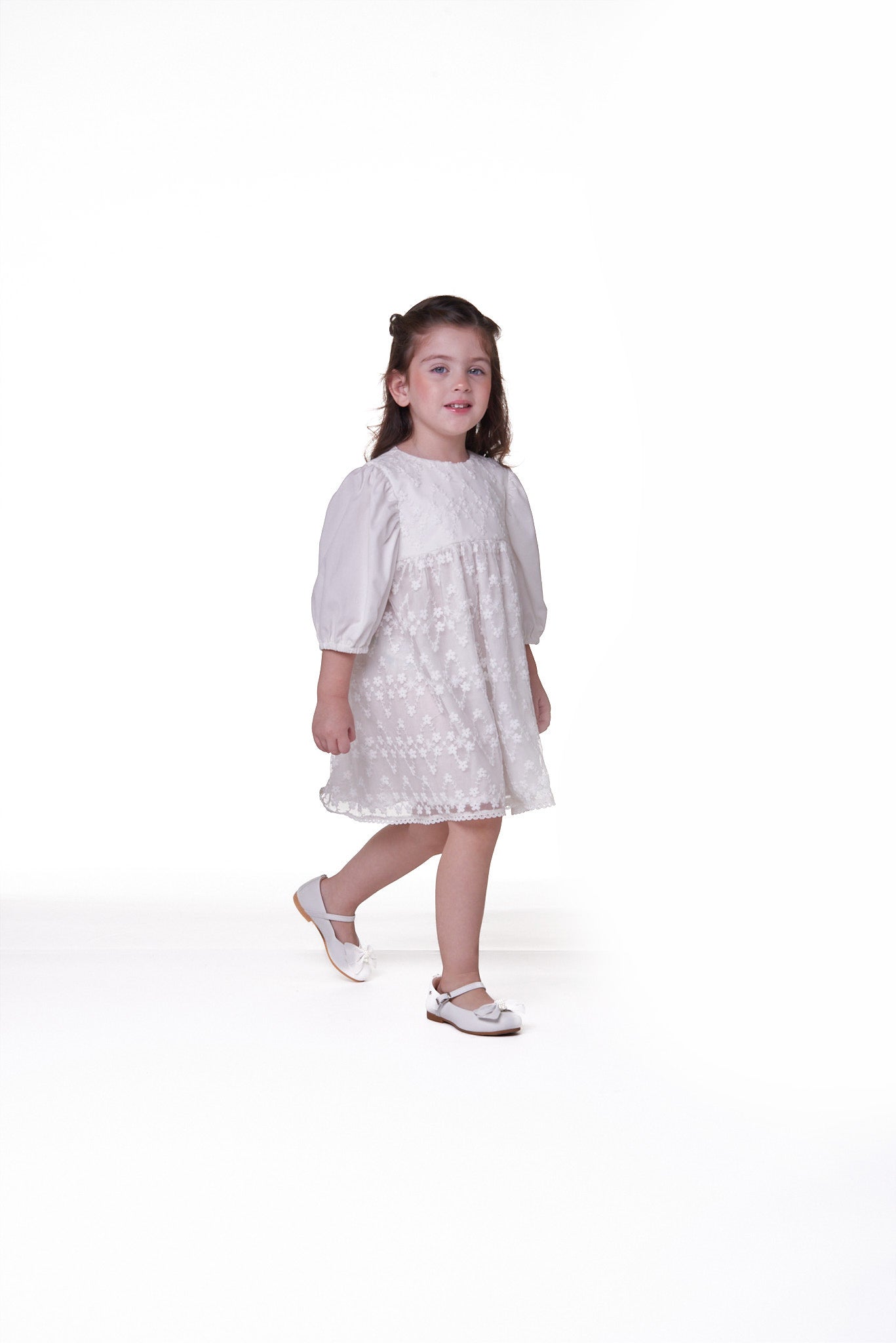 Vestido Camila com renda delicada, fustão de alta qualidade e forro 100% algodão. Elegante e confortável para ocasiões especiais.

