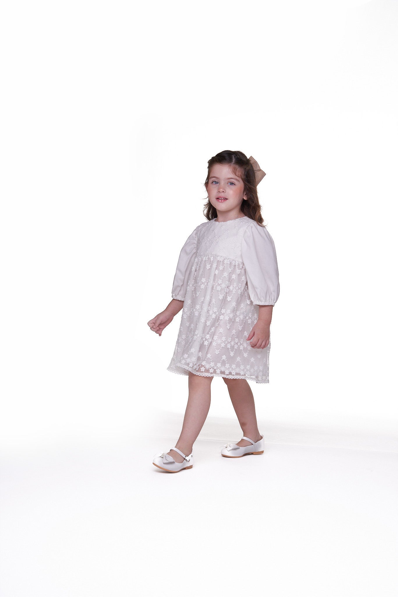 Vestido Camila com renda delicada, fustão de alta qualidade e forro 100% algodão. Elegante e confortável para ocasiões especiais.


