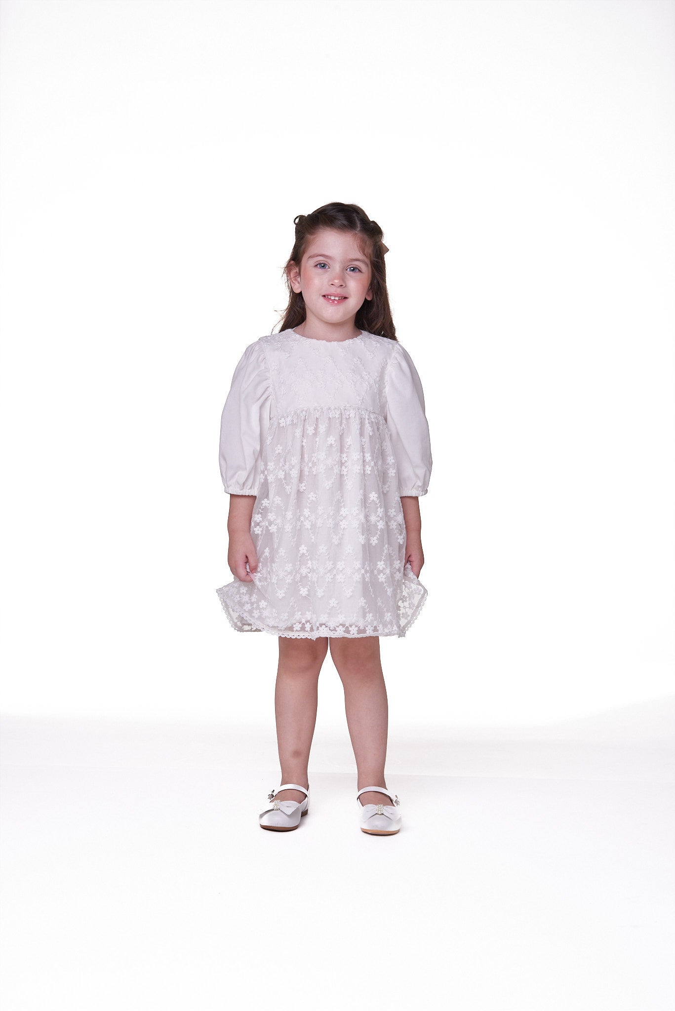 Vestido Camila com renda delicada, fustão de alta qualidade e forro 100% algodão. Elegante e confortável para ocasiões especiais.

