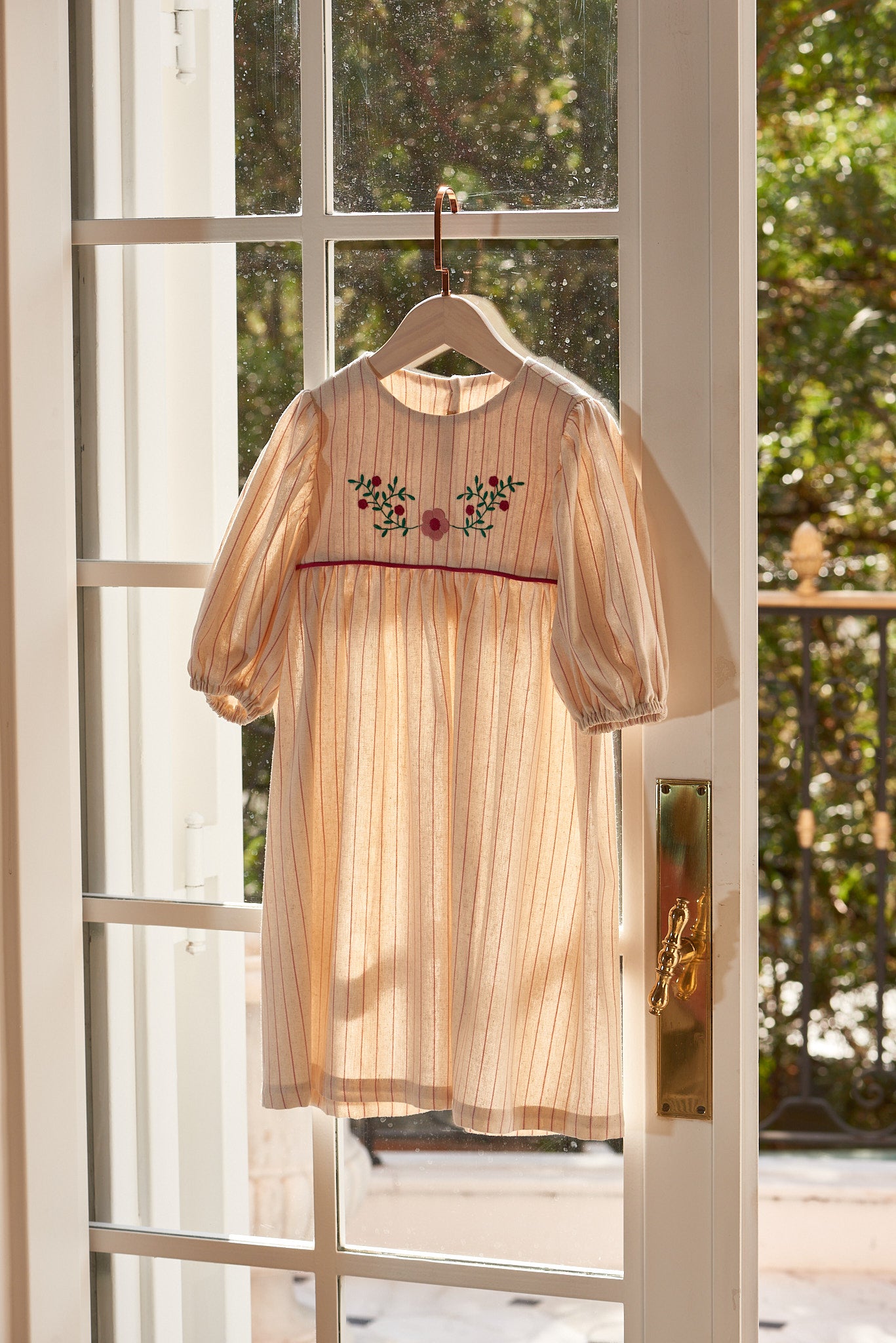 Vestido Cecília infantil com bordado floral contrastante, ideal para ocasiões especiais.