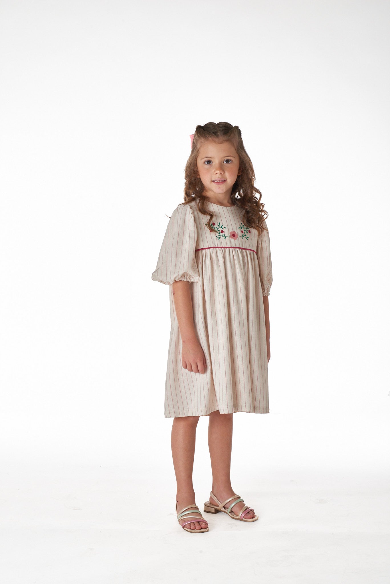 Vestido Cecília infantil com bordado floral contrastante, ideal para ocasiões especiais.