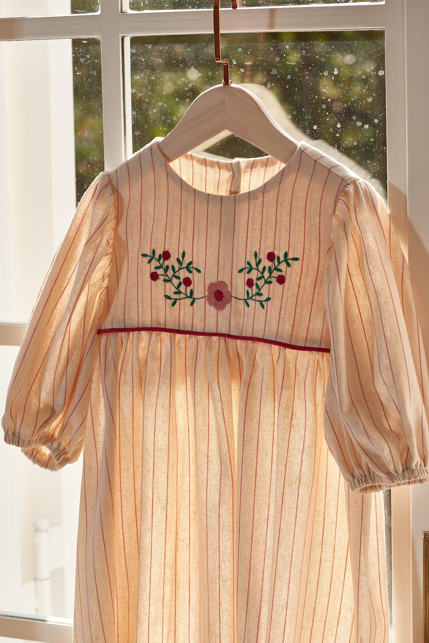 Vestido Cecília infantil com bordado floral contrastante, ideal para ocasiões especiais.

