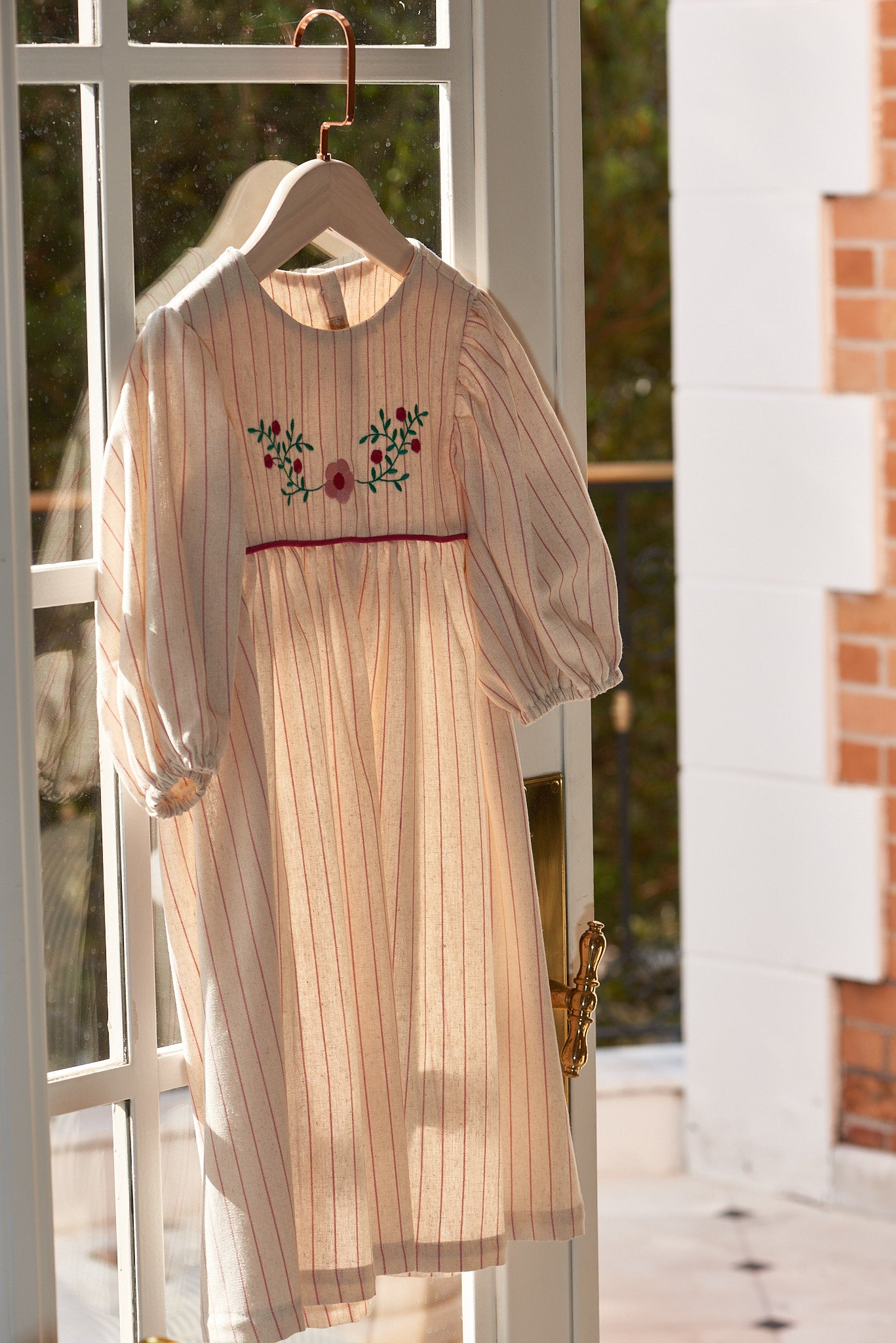 Vestido Cecília infantil com bordado floral contrastante, ideal para ocasiões especiais.

