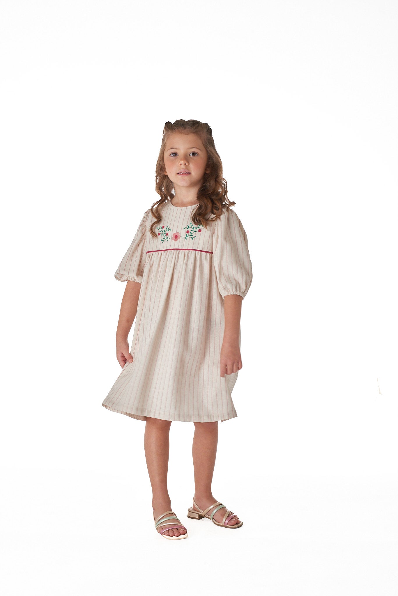 Vestido Cecília infantil com bordado floral contrastante, ideal para ocasiões especiais.

