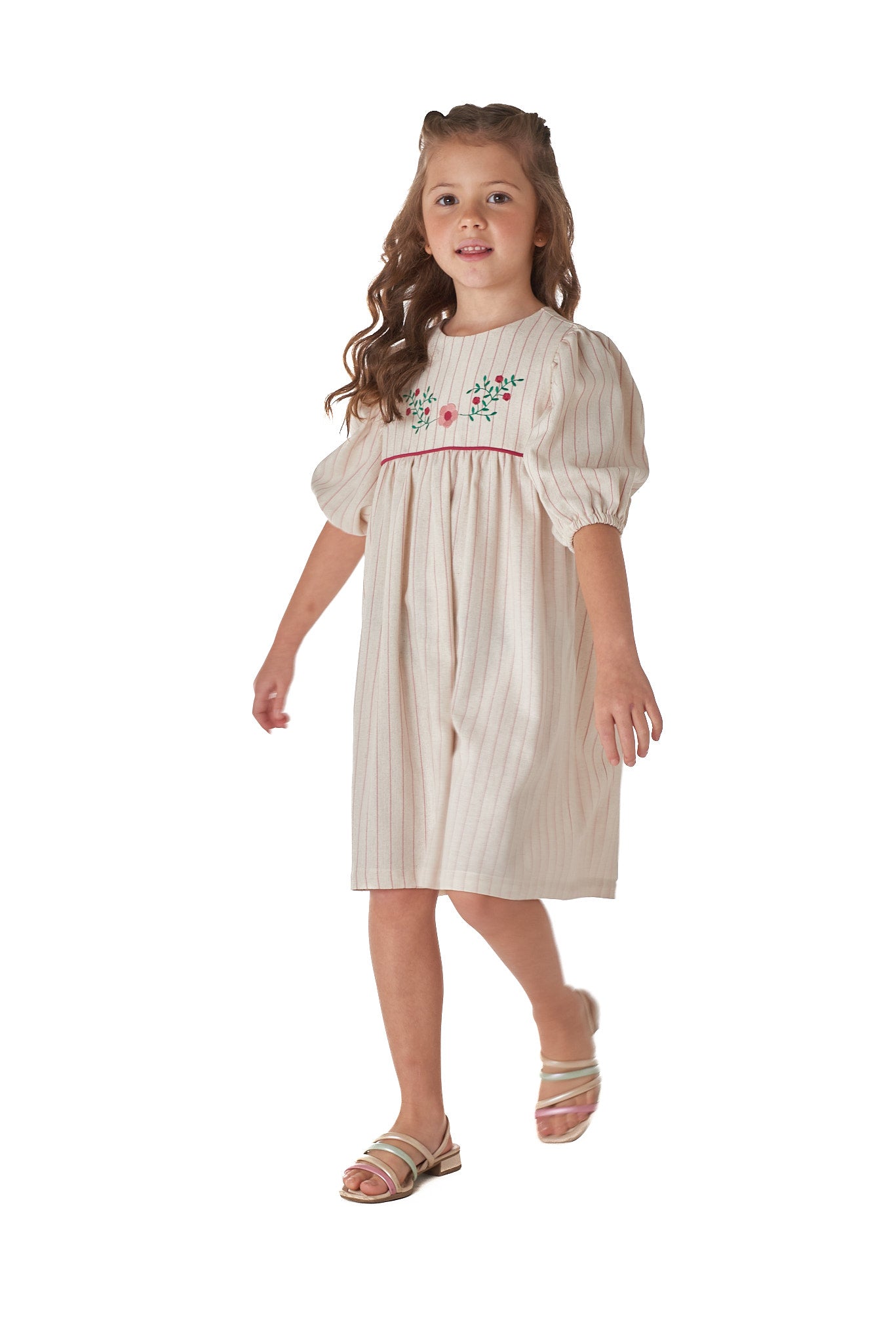 Vestido Cecília infantil com bordado floral contrastante, ideal para ocasiões especiais.