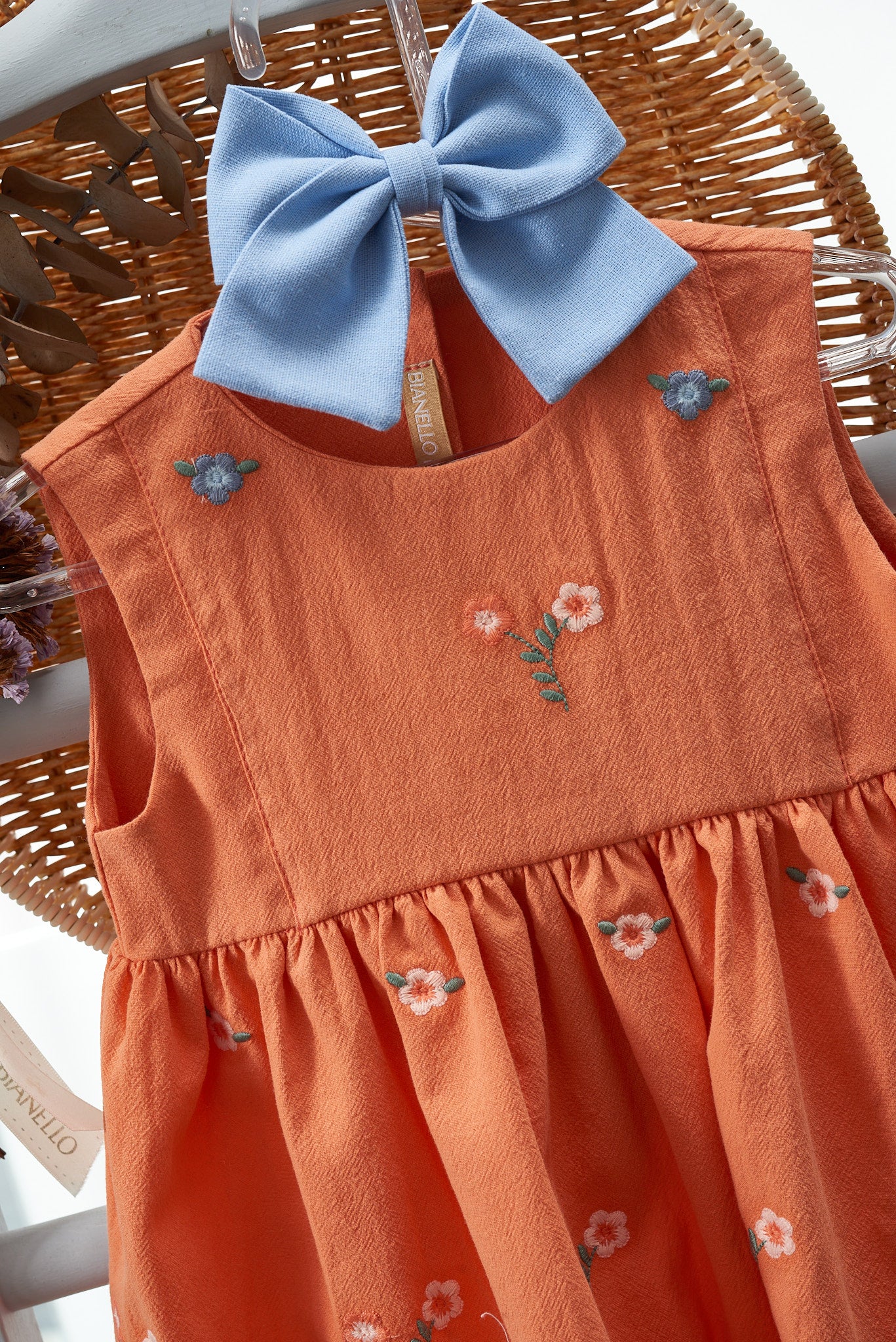 Vestido Clarice com bordado de florzinhas coloridas e caimento leve. Disponível em algodão, linho ou veludo. Do P ao 8 anos.

