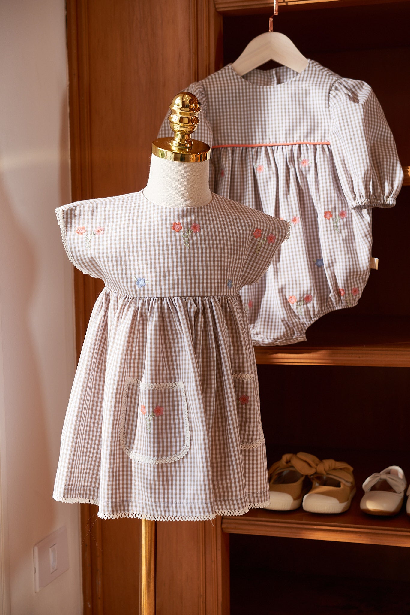 Vestido Heloise infantil azul marinho com bordado floral delicado e modelagem ampla.

