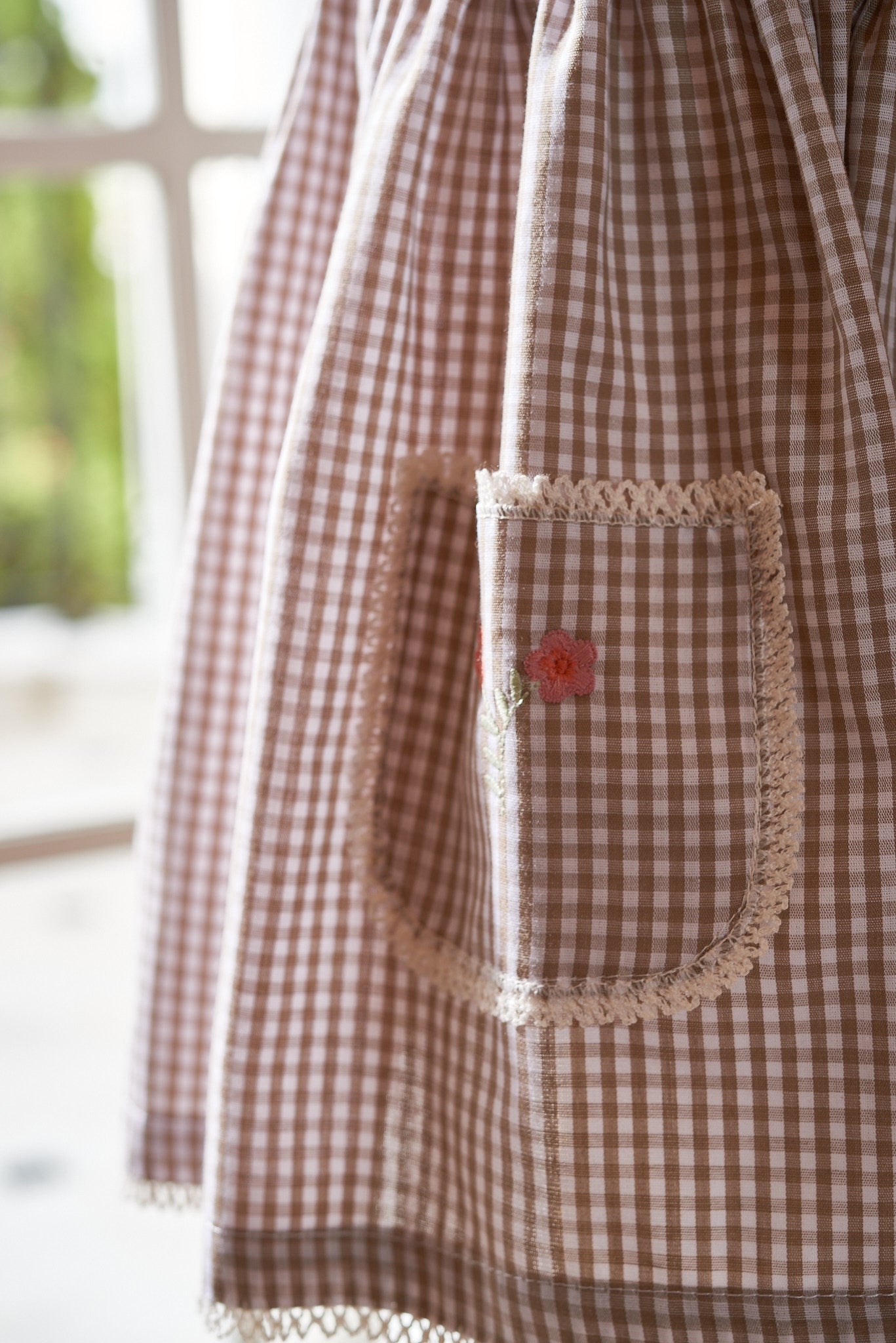Vestido Heloise infantil azul marinho com bordado floral delicado e modelagem ampla.

