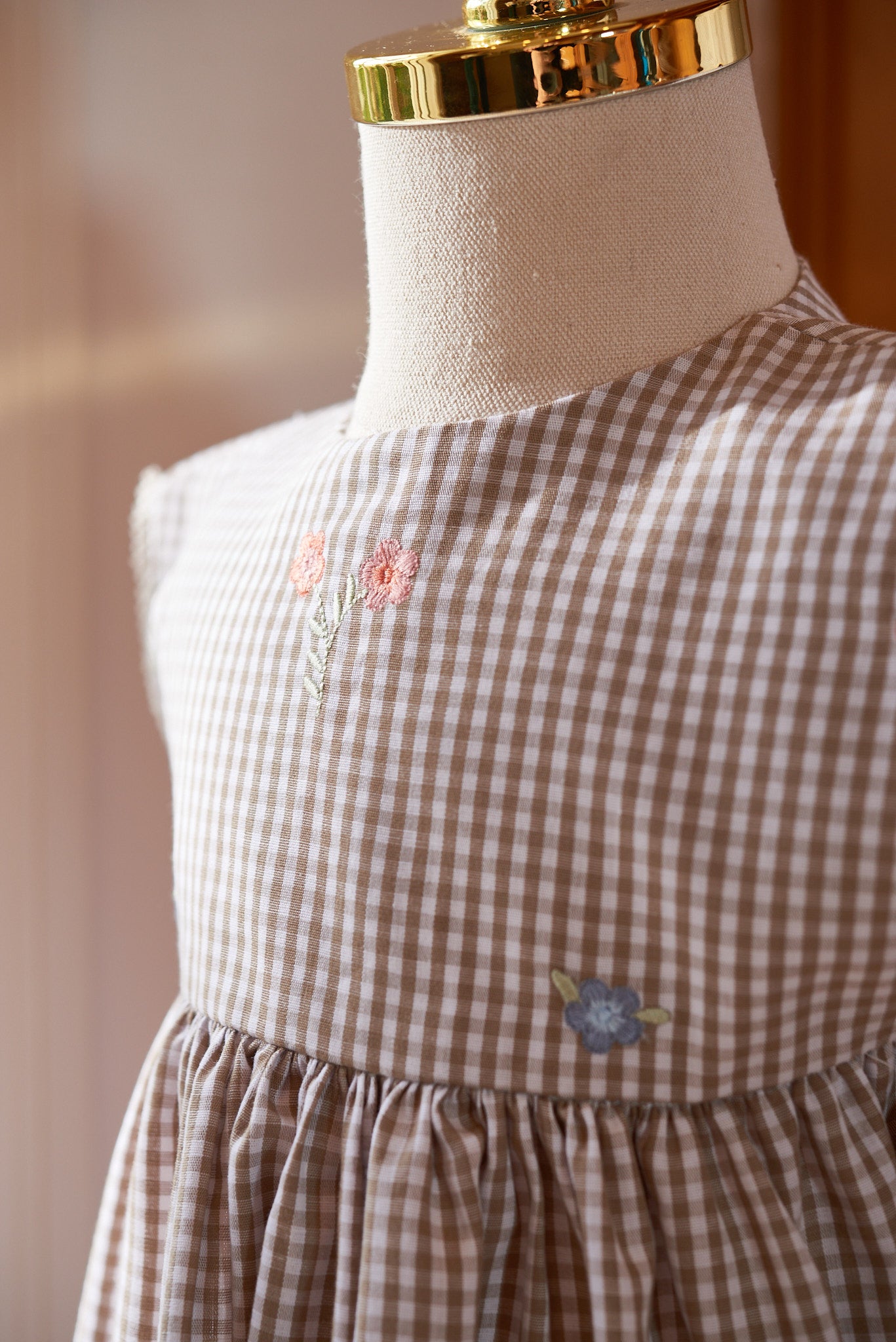Vestido Heloise infantil azul marinho com bordado floral delicado e modelagem ampla.

