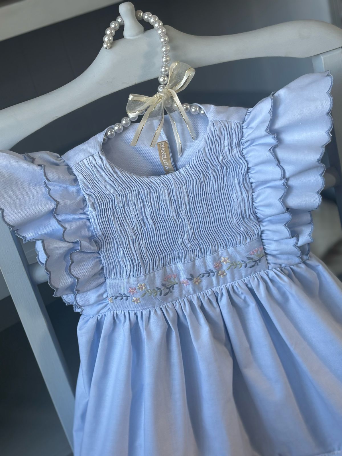 Vestido infantil Laura com bordado delicado na cintura e barra, ideal para festas e ocasiões especiais. Disponível do RN aos 8 anos.

