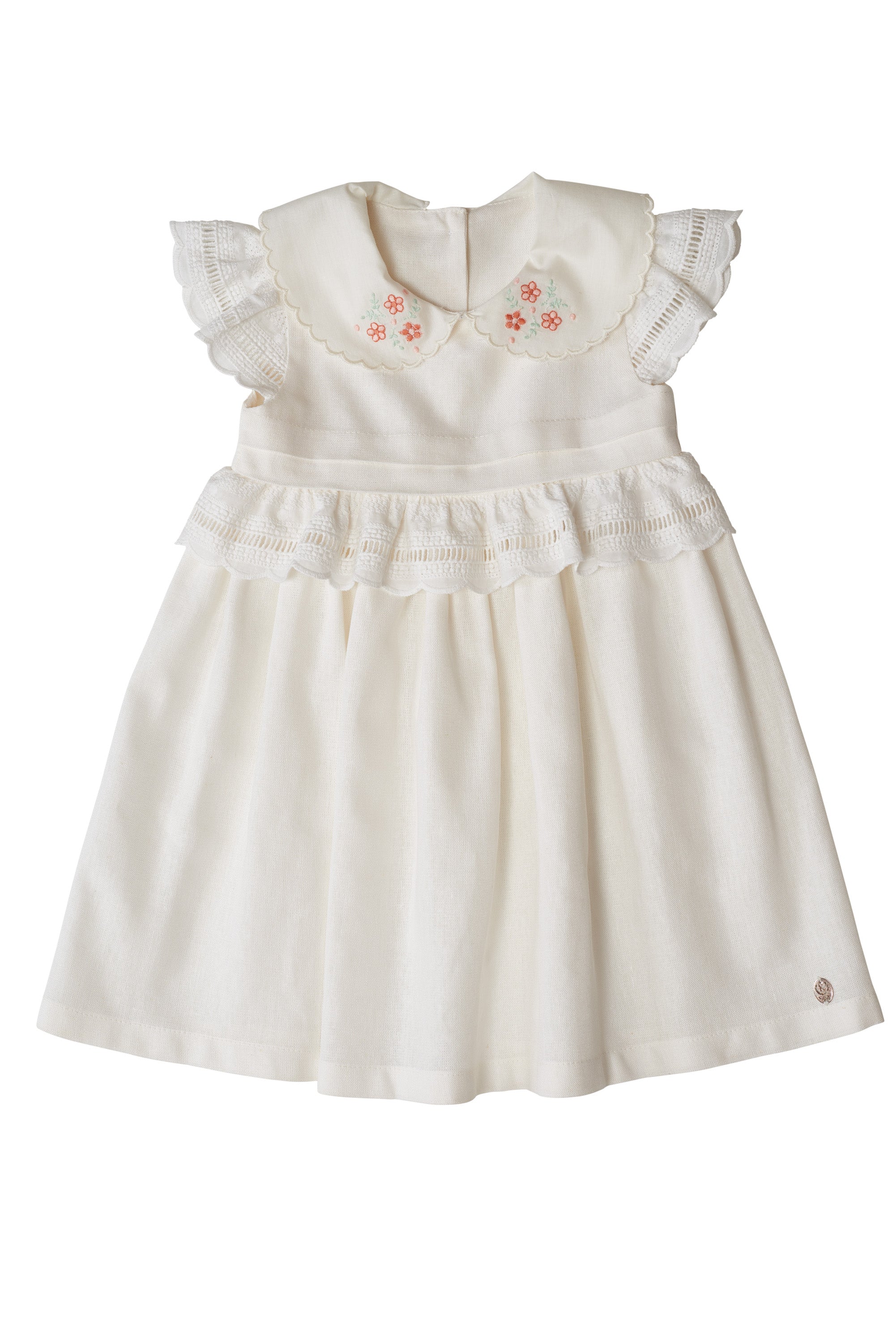 Vestido Marcela com gola bordada, babados na manga e cintura. Feito em linho leve, ideal para bebês em festas e ocasiões especiais.

