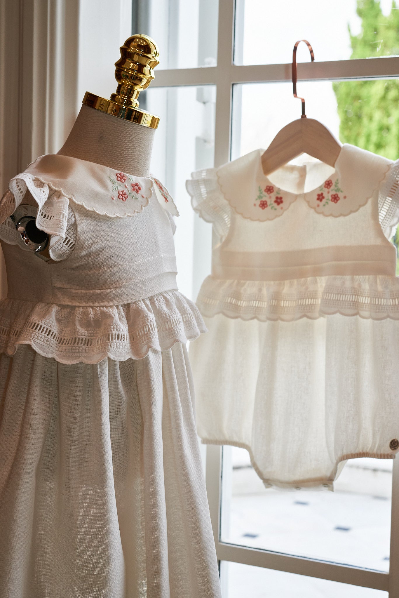 Vestido Marcela com gola bordada, babados na manga e cintura. Feito em linho leve, ideal para bebês em festas e ocasiões especiais.

