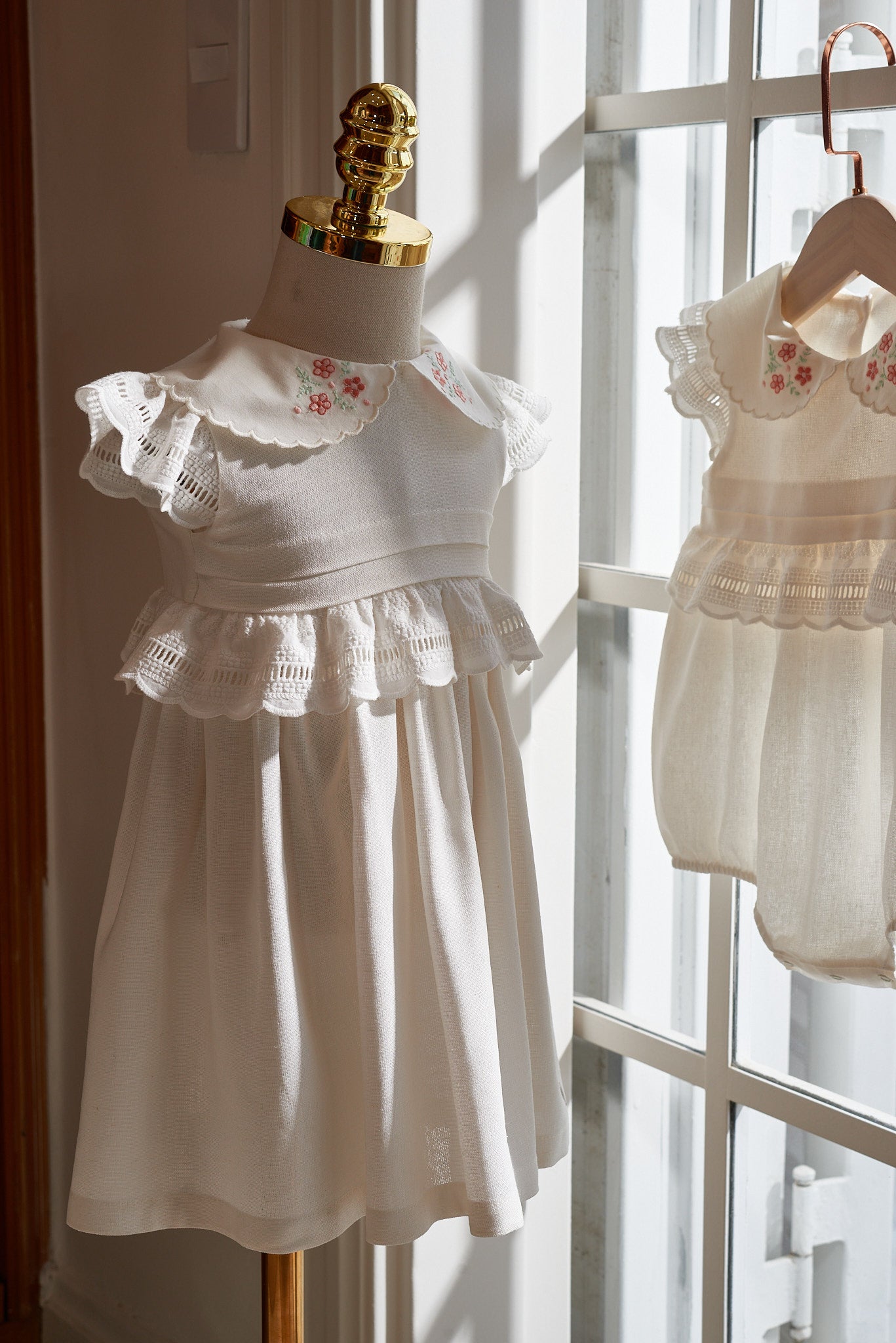 Vestido Marcela com gola bordada, babados na manga e cintura. Feito em linho leve, ideal para bebês em festas e ocasiões especiais.

