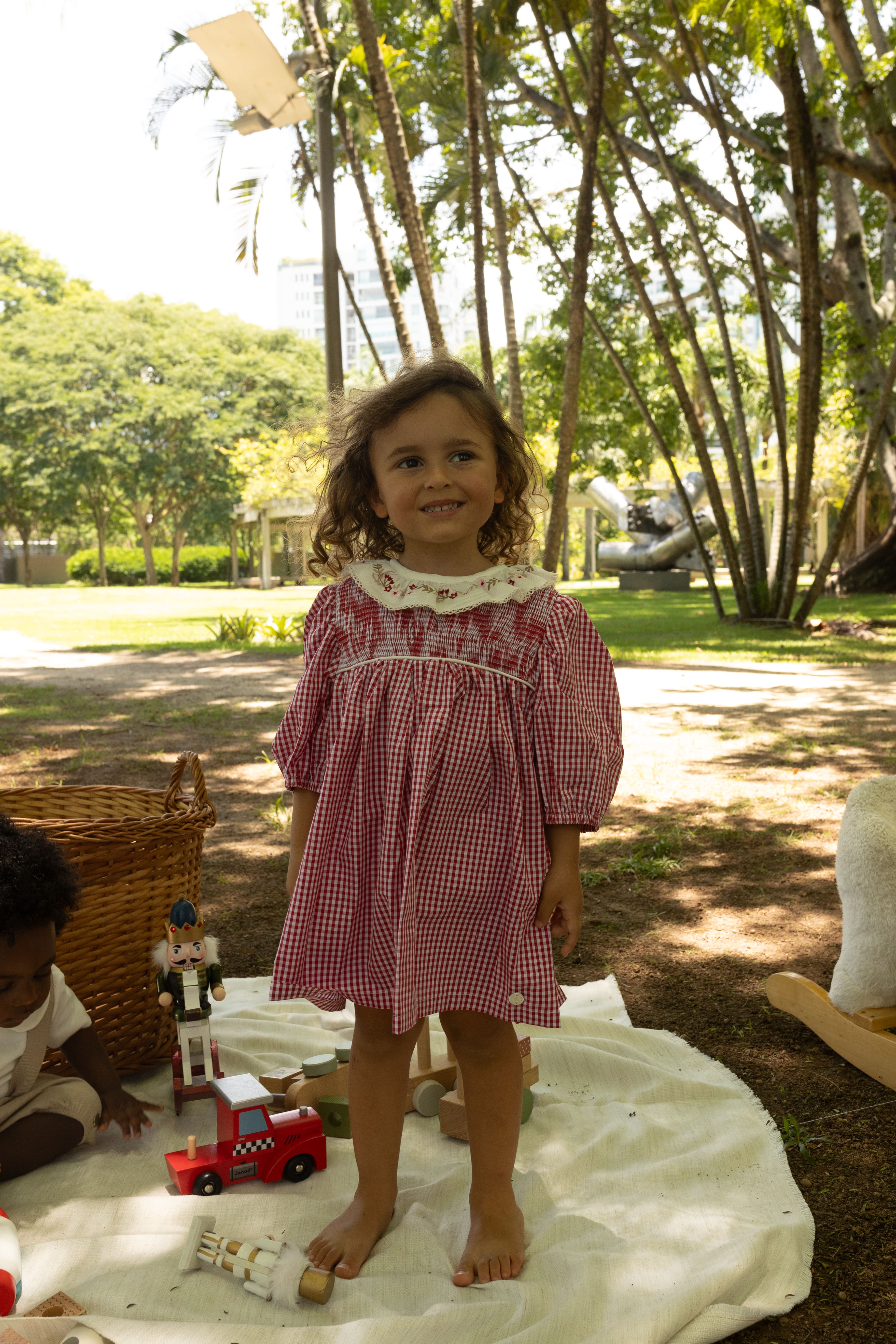 Vestido Priscila em tricoline com gola bordada e casinha de abelha. Delicado, confortável e ideal para festas. De 3 meses a 8 anos.