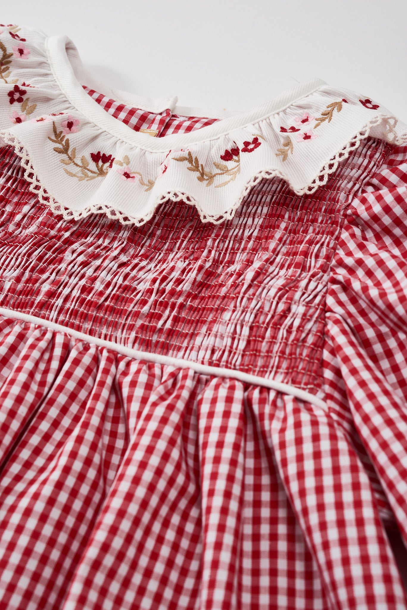 Vestido Priscila em tricoline com gola bordada e casinha de abelha. Delicado, confortável e ideal para festas. De 3 meses a 8 anos.

